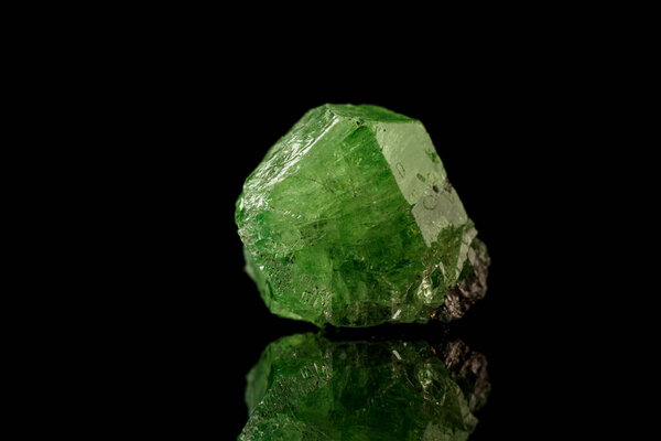 макроминеральный камень Demantoid на черном фоне крупным планом