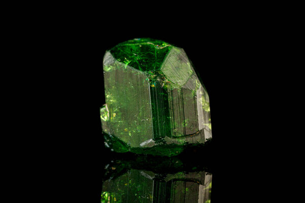 Турмалин на черном фоне крупным планом