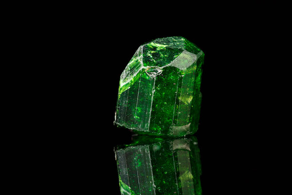 Турмалин на черном фоне крупным планом