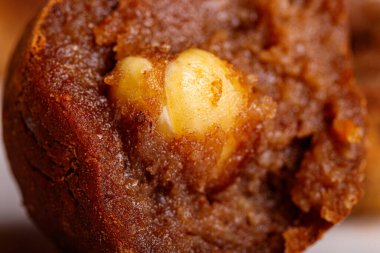 Siyah arka planda beyaz bir tabakta içinde fındık olan güzel bir yer mantarı.