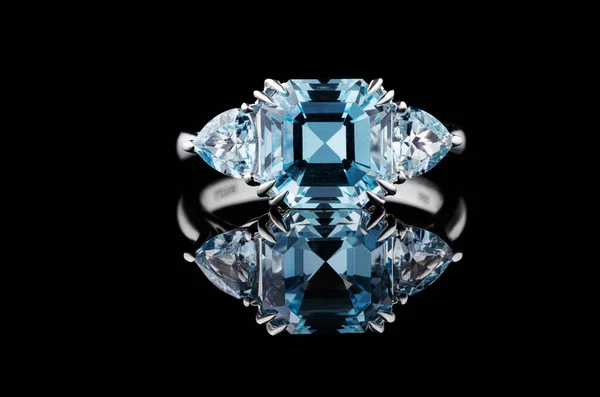 Cincin Emas Yang Indah Dengan Aquamarine Dan Berlian Pada Latar — Stok Foto