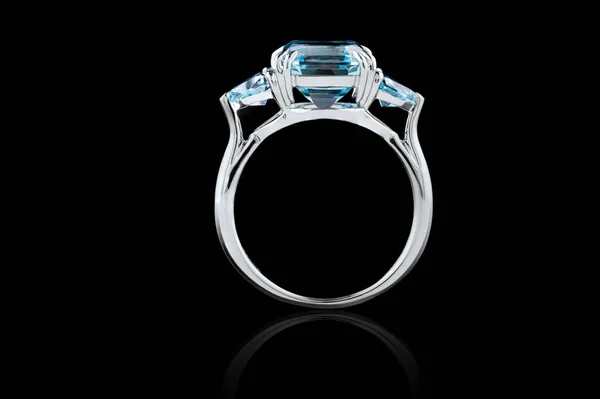 배경에 아콰마린 다이아몬드가 아름다운 금반지 — 스톡 사진