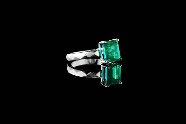 Mooie Ring Gemaakt Van Goud Met Edelstenen Smaragd Diamanten Een — Stockfoto