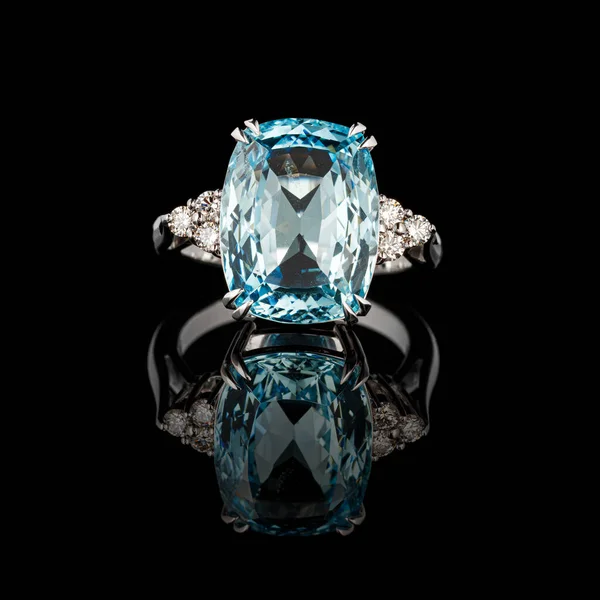 一只漂亮的金戒指 镶嵌有水蓝石和钻石 背景是黑色的 — 图库照片