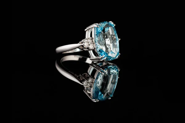 Vacker Guld Ring Med Akvamarin Och Diamanter Svart Bakgrund Närbild — Stockfoto