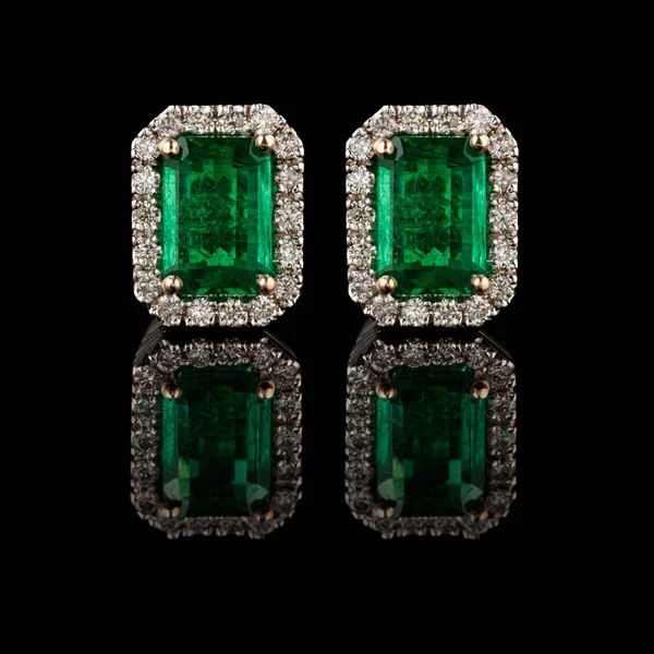 Hermosos Pendientes Oro Con Piedras Preciosas Diamantes Esmeraldas Sobre Fondo —  Fotos de Stock