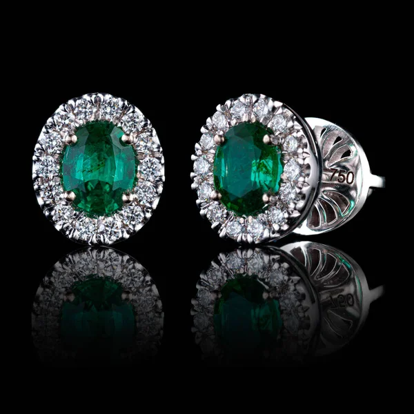 Gyönyörű Arany Fülbevalók Drágakövekkel Gyémántok Smaragdok Fekete Háttér Közelkép — Stock Fotó