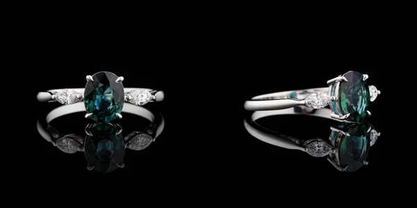 Belle Bague Blanc Avec Saphir Vert Diamants Sur Fond Noir — Photo