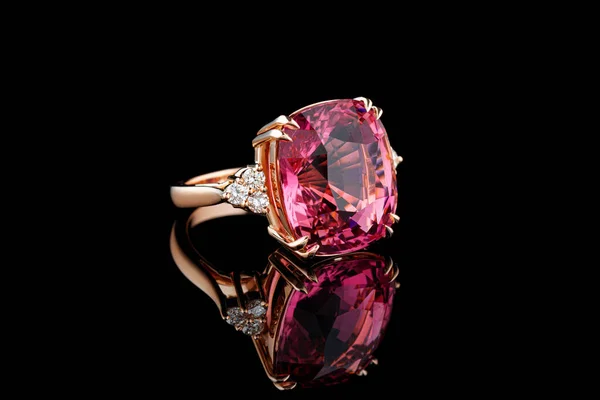Bellissimo Anello Oro Con Tormalina Diamanti Sfondo Nero — Foto Stock