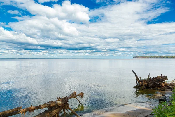 Vackert Landskap Havet Mot Bakgrund Blå Himmel Med Moln Närbild — Stockfoto