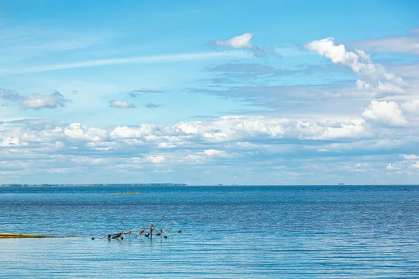 Denizin Güzel Manzarası Mavi Gökyüzünün Arka Planında Bulutlara Yakın — Stok fotoğraf