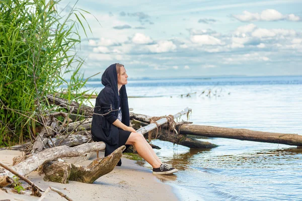 Vacker Flicka Stranden Med Utsikt Över Den Blå Himlen Närbild — Stockfoto