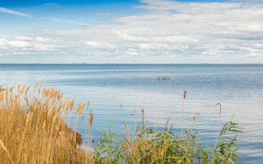 # Denizin güzel manzarası # # Mavi gökyüzünün arka planında # # Bulutlara yakın #