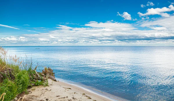 Красивый Морской Пейзаж Фоне Голубого Неба Облаками Крупным Планом — стоковое фото