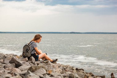 Mavi gökyüzü ve bulutlarla denizdeki güzel kız