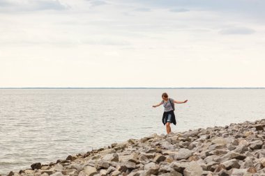 Mavi gökyüzü ve bulutlarla denizdeki güzel kız