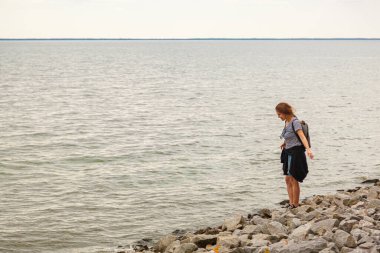 Mavi gökyüzü ve bulutlarla denizdeki güzel kız
