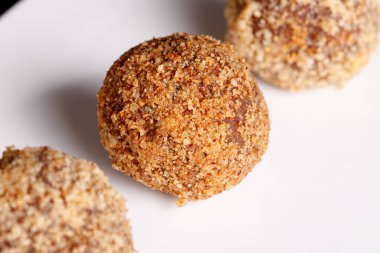 Siyah arka planda beyaz bir tabakta güzel bir yer mantarı.