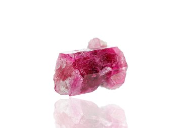 Beyaz arka plan üzerinde makro mineral taşı turmalini