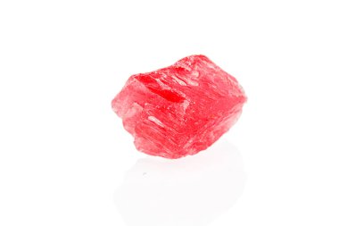 Makro mineral taşı yakın plan beyaz zemin üzerinde döner