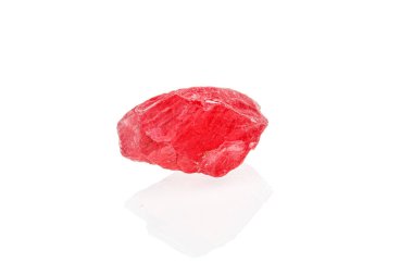 Makro mineral taşı yakın plan beyaz zemin üzerinde döner