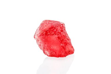Makro mineral taşı yakın plan beyaz zemin üzerinde döner