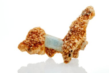 Beyaz arka planda makro mineral taşı akvaryumu