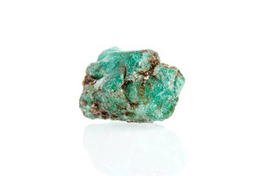Makro mineral taşı zümrüt beyaz arka plan yakın plan