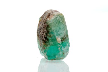 Makro mineral taşı zümrüt beyaz arka plan yakın plan