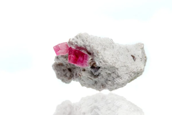 Batu Mineral Makro Tourmaline Pada Latar Belakang Putih Close — Stok Foto