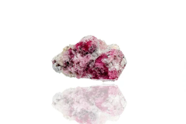 Makro Mineral Sten Turmalin Vit Bakgrund Närbild — Stockfoto