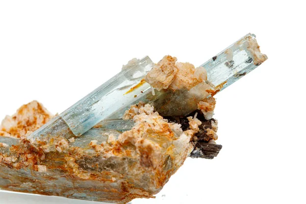 Beyaz Arka Planda Makro Mineral Taşı Akvaryumu — Stok fotoğraf