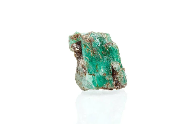 Makro Minerální Kámen Smaragd Bílém Pozadí Zblízka — Stock fotografie
