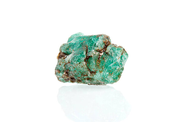 изумруд из минерального камня на белом фоне крупным планом