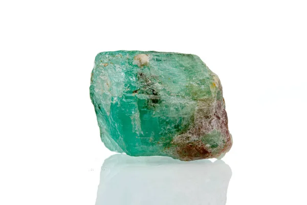Macro Minerale Steen Smaragd Een Witte Achtergrond Close — Stockfoto