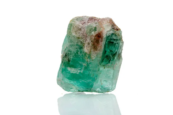 Macro Piedra Mineral Esmeralda Sobre Fondo Blanco Cerca — Foto de Stock