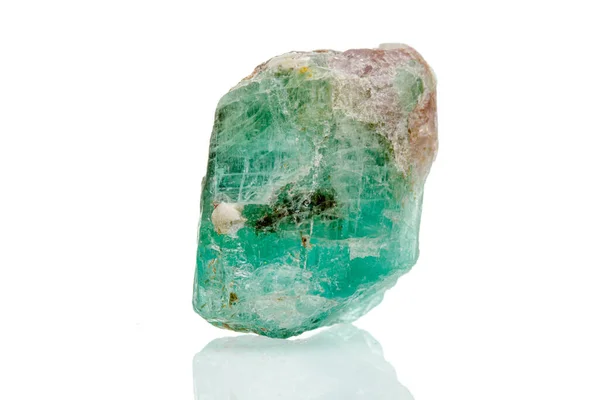 Batu Emerald Mineral Makro Pada Latar Belakang Putih Close — Stok Foto