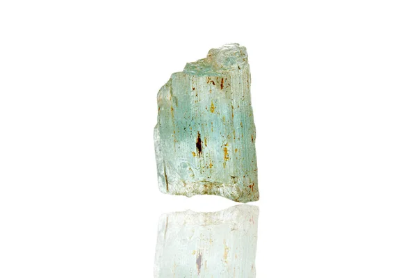 Makro Mineral Sten Aquamarine Vit Bakgrund Närbild — Stockfoto