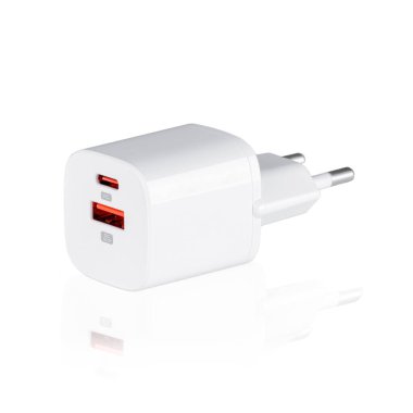 Ağ adaptörü 220V USB beyaz arka plan yakın plan şarj ediliyor