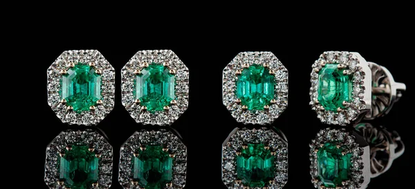 Krásné Zlaté Náušnice Drahými Kameny Diamanty Smaragdy Černém Pozadí — Stock fotografie