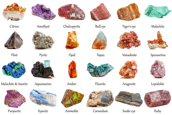 Beyaz arka planda güzel bir jeolojik mineral koleksiyonu.