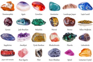 Beyaz arka planda güzel bir jeolojik mineral koleksiyonu.