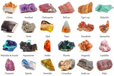 Beyaz arka planda güzel bir jeolojik mineral koleksiyonu.