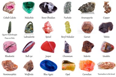 Beyaz arka planda güzel bir jeolojik mineral koleksiyonu.