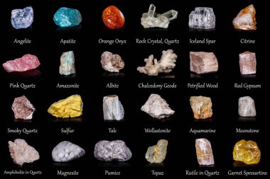 Siyah arka planda güzel bir jeolojik mineral koleksiyonu.