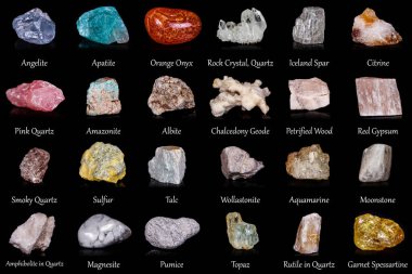 Siyah arka planda güzel bir jeolojik mineral koleksiyonu.