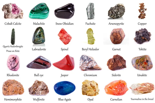 Beyaz arka planda güzel bir jeolojik mineral koleksiyonu.