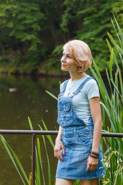 Sahilde gölün arka planında güzel bir kız var.