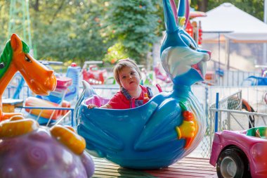 Atlıkarıncaya binen güzel kız