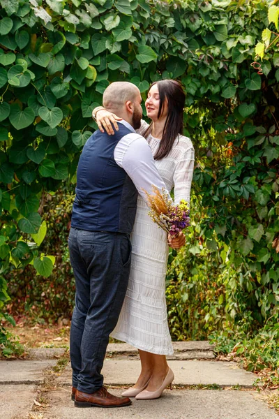 Handsome Guy Flowers Kisses His Fiancee Close —  Fotos de Stock